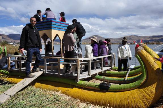 Pronto para passeio de barco nas Islas Flotantes do lago Titicaca, perto de Puno, no Peru